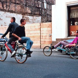 1992: Wolfgang Lange (r.) auf einem Kettwiesel-ähnlichen Trike von Werner Stiffel