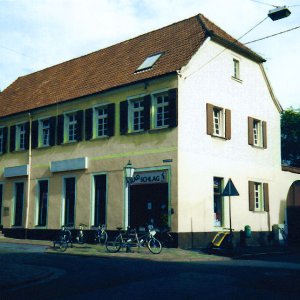 Das Gebäude um die Jahrtausendwende, noch im alten Anstrich. Aber die Marktstraße ist schon renoviert.